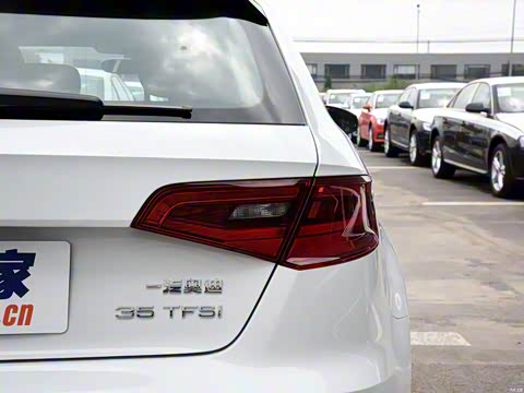 2015款 Sportback 35 TFSI 百万纪念智领型 2015款 Sportback 35 TFSI 百万纪念智领型