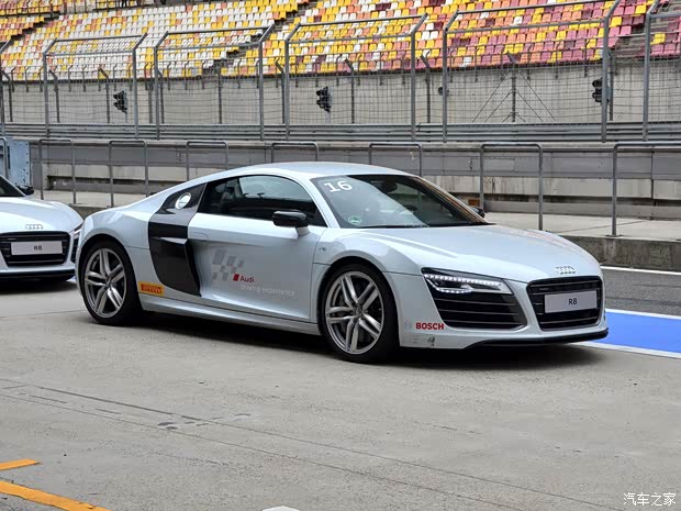 奥迪奥迪(进口)奥迪R82014款 基本型 奥迪奥迪(进口)奥迪R82014款 基本型