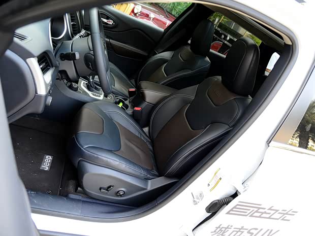 JeepJeep自由光2014款 2.4L 精锐版 JeepJeep自由光2014款 2.4L 精锐版