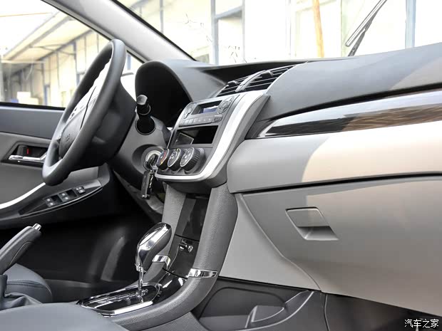 众泰众泰汽车众泰Z3002013款 自动基本型 众泰众泰汽车众泰Z3002013款 自动基本型