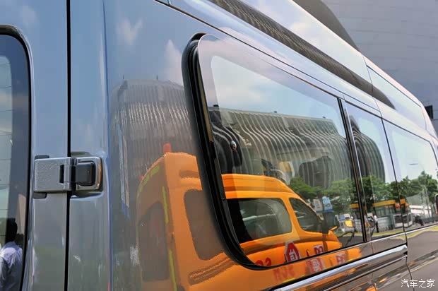 上汽大通上汽商用車上汽大通V802012款 2.5L定制版