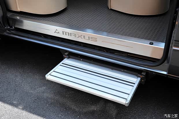 上汽大通上汽商用車上汽大通V802012款 2.5L定制版