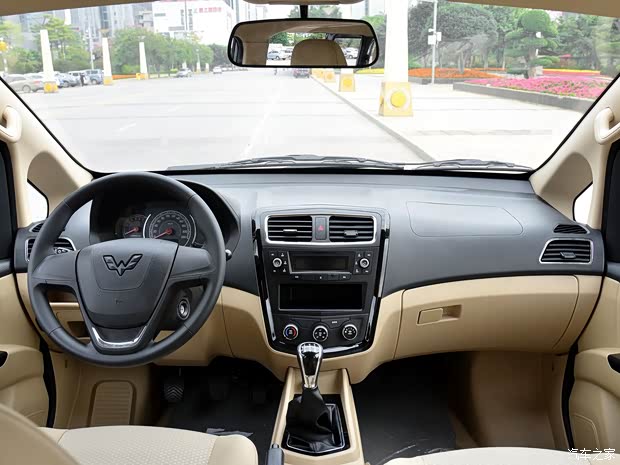 上汽通用五菱 五菱征程 2015款 1.8L 豪华型 上汽通用五菱 五菱征程 2015款 1.8L 豪华型