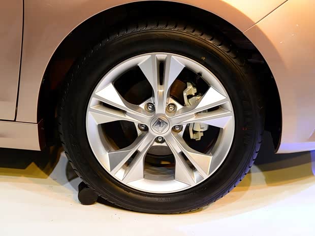 众泰众泰汽车众泰Z5002014款 基本型