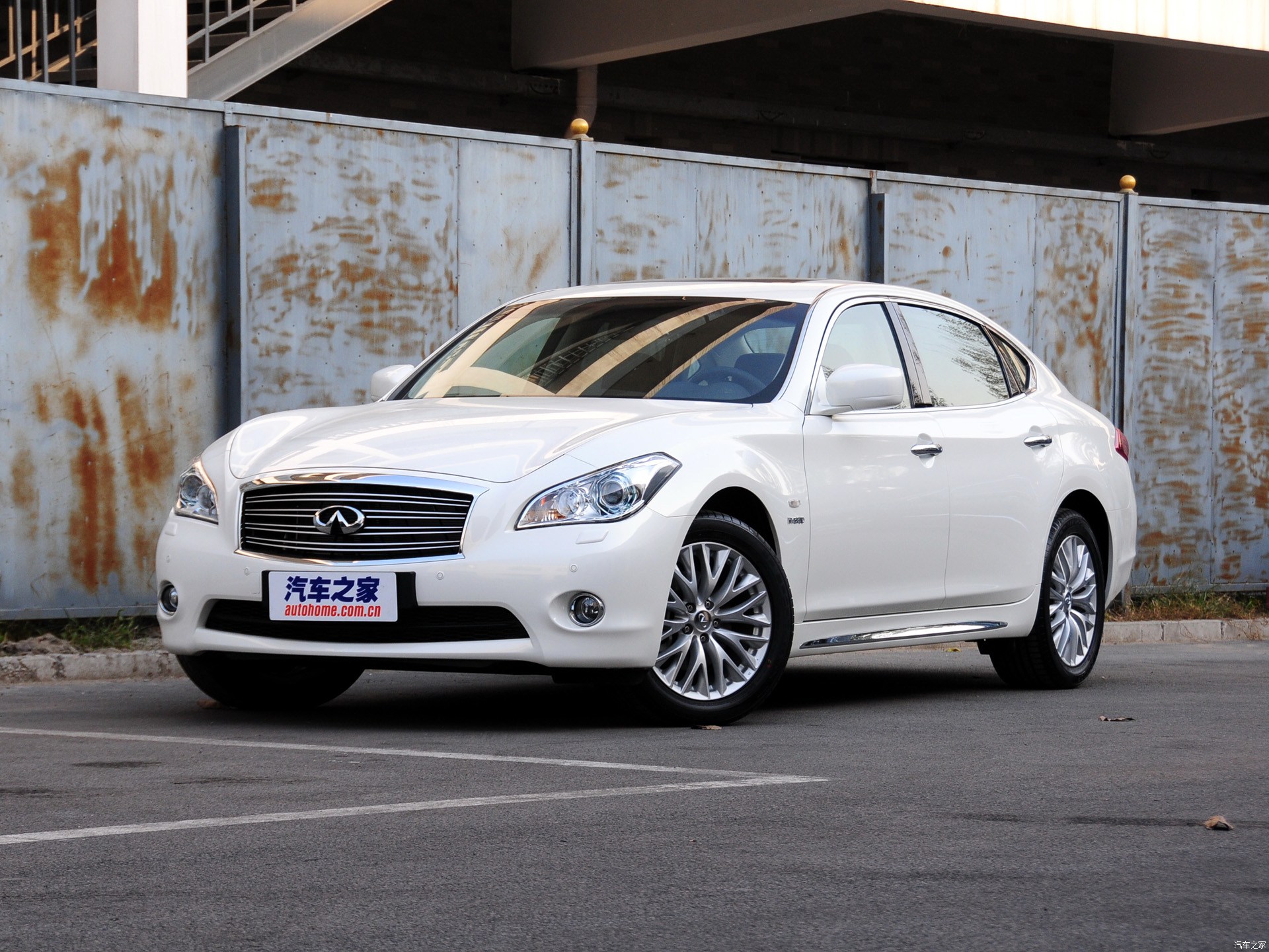 英菲尼迪Q70系列2013款 Q70L 3.5L 豪华版 HYBRID
