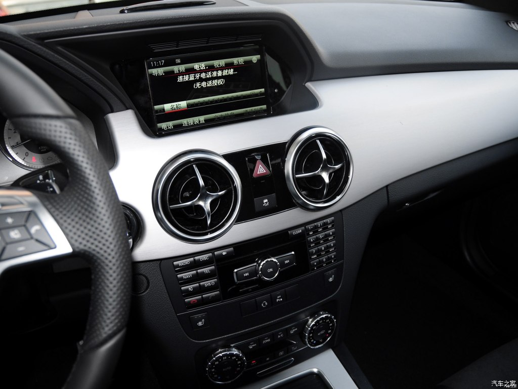 奔驰glk级 2015款 glk 300 4matic 时尚型 极致版 北极白 中控方向盘