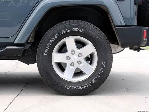 2014款 2.8TD Sahara 四门版 2014款 2.8TD Sahara 四门版