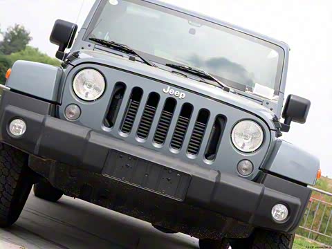 2014款 2.8TD Sahara 四门版 2014款 2.8TD Sahara 四门版