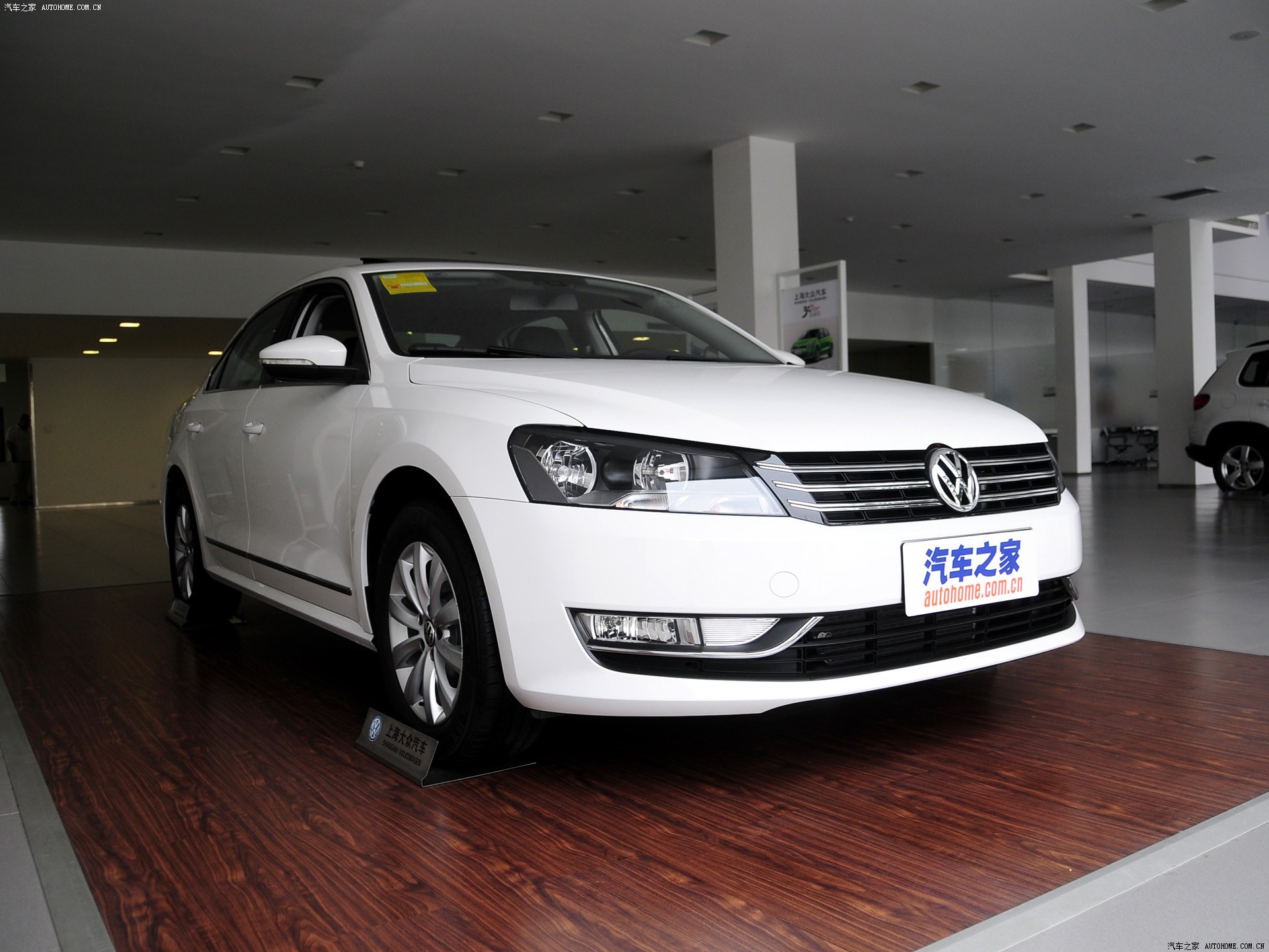 帕萨特系列2014款 1.8TSI DSG尊荣导航版