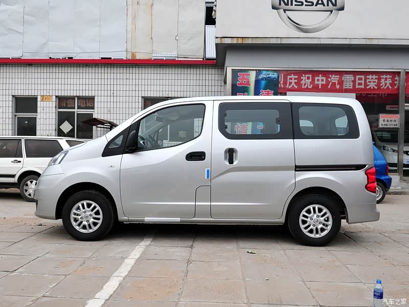 日产NV200整体外观