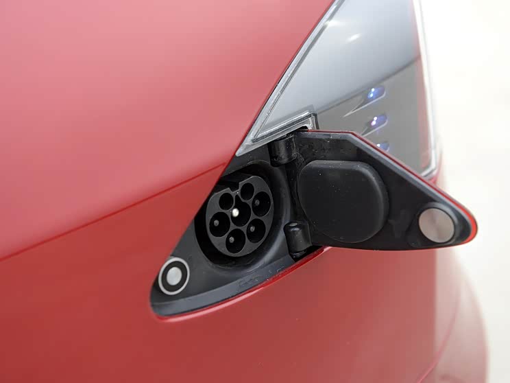 『配图为现款特斯拉model s充电口』