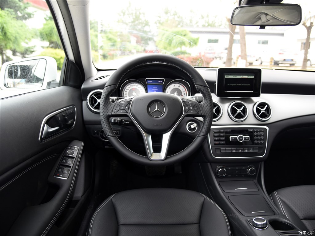 北京奔驰 奔驰gla级 2015款 gla 200 动感型 北极白 中控方向盘 已经