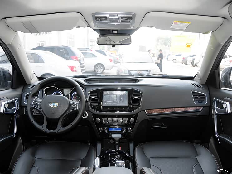 内饰方面,豪情suv的内饰采用了吉利最新的内饰设计理念,两个独立式