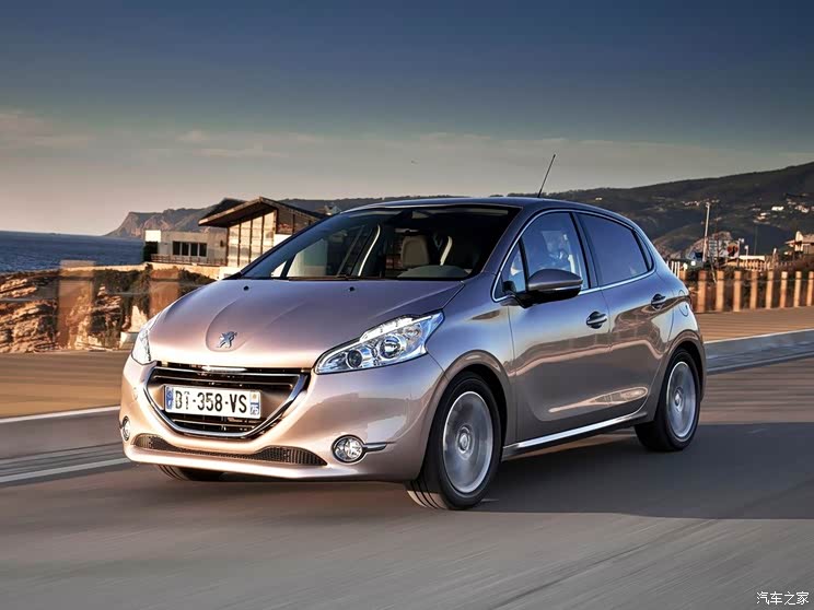 根据外媒报道,标致208敞篷版与现款207 cc最大的不同是放弃了硬顶敞篷