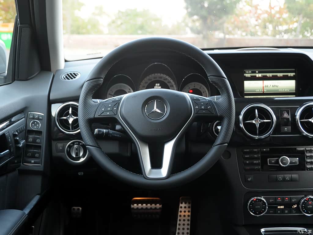 北京奔驰 奔驰glk级 2013款 glk300 4matic 豪华型 铱银色 中控方向盘