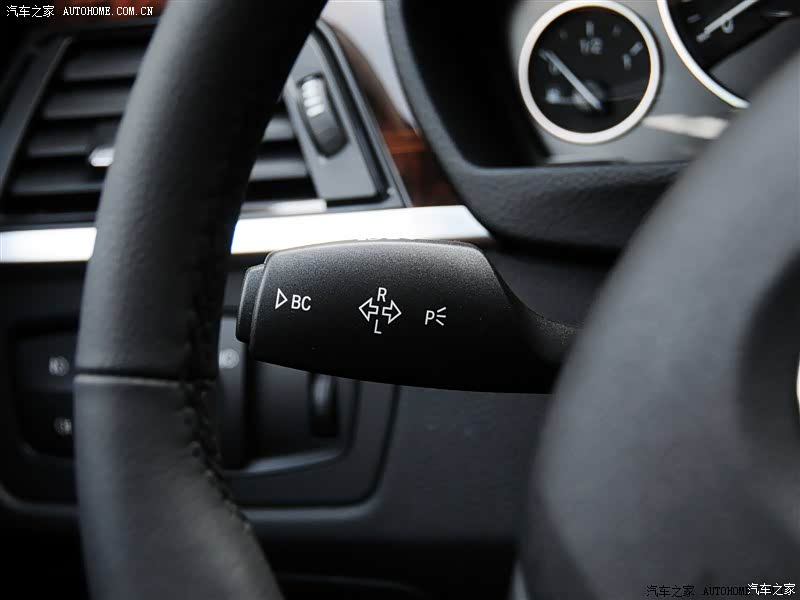 转向灯控制杆的侧面