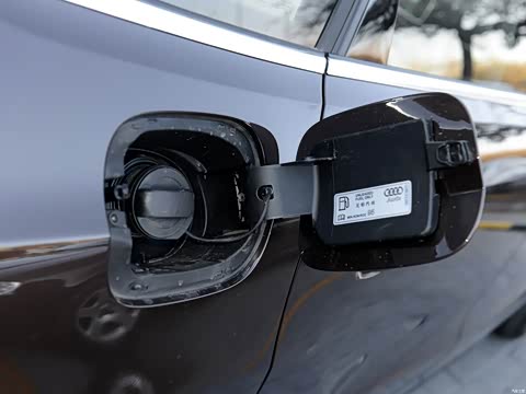 2015�� 40 TFSI ������