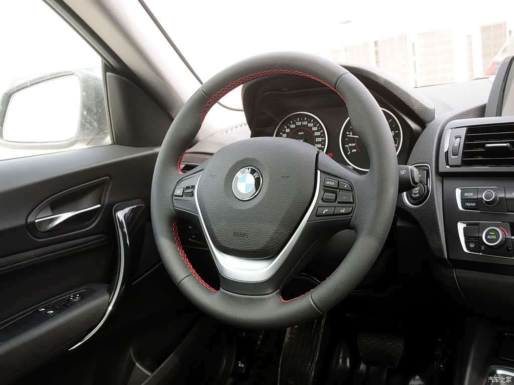 宝马(进口) 宝马2系 2014款 220i 运动设计套装 雪山白 中控方向盘