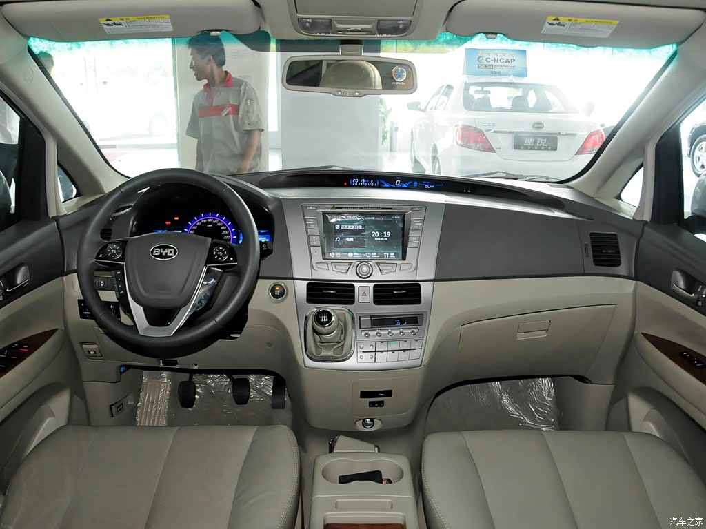 比亚迪 比亚迪m6 2013款 2.4l 手动尊贵型