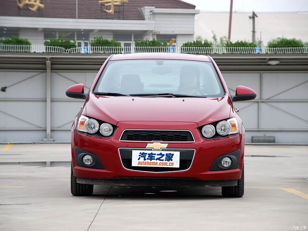汽车图片 雪佛兰 爱唯欧 2011款 三厢 1.6l at sx 星降红 车身外观