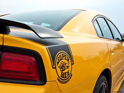 2012�� 6.4L SRT8 Super Bee