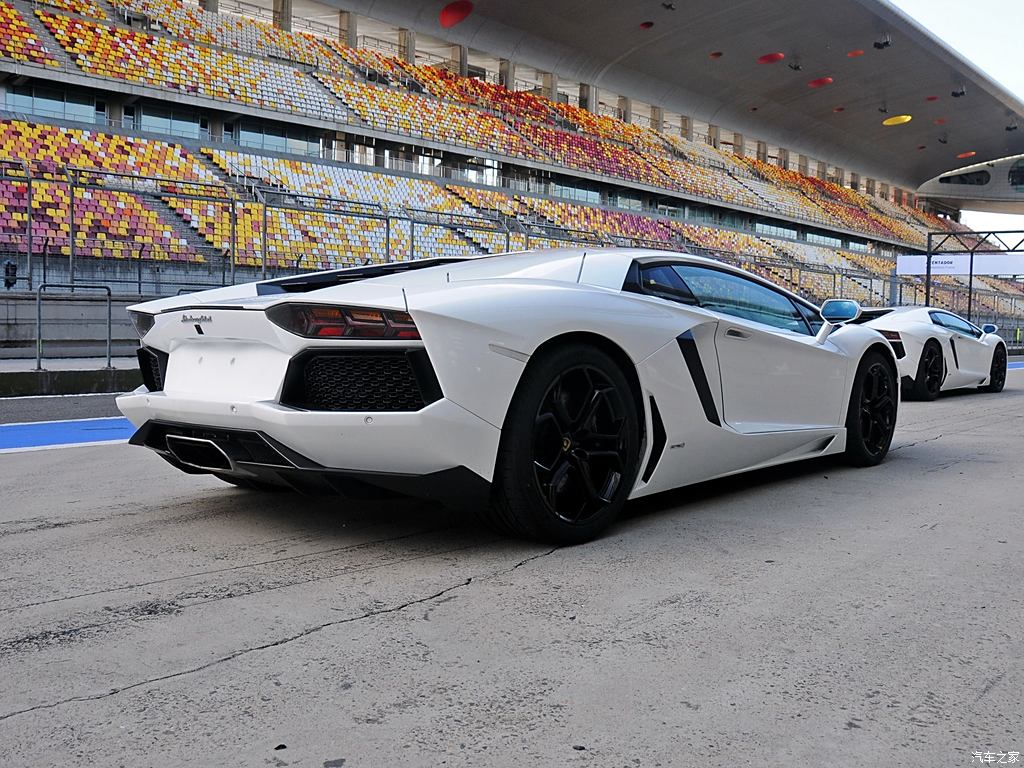 蘭博基尼 aventador 2011款 lp 700-4 非金屬漆白色 車身外觀 已經是